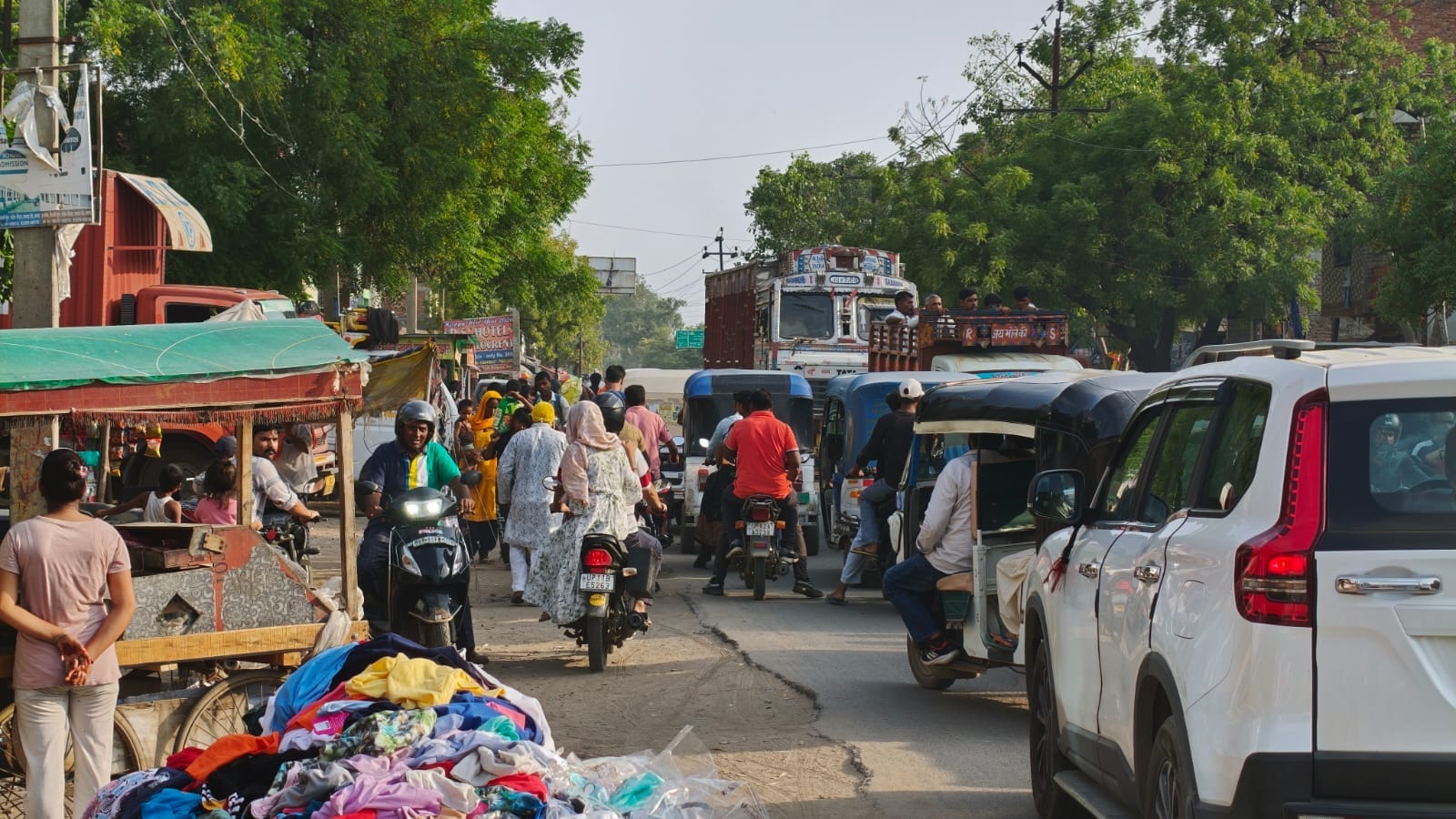 Encroachments in Agra's Trans-Yamuna Area Force Pedestrians onto Roads, Raising Safety Concerns