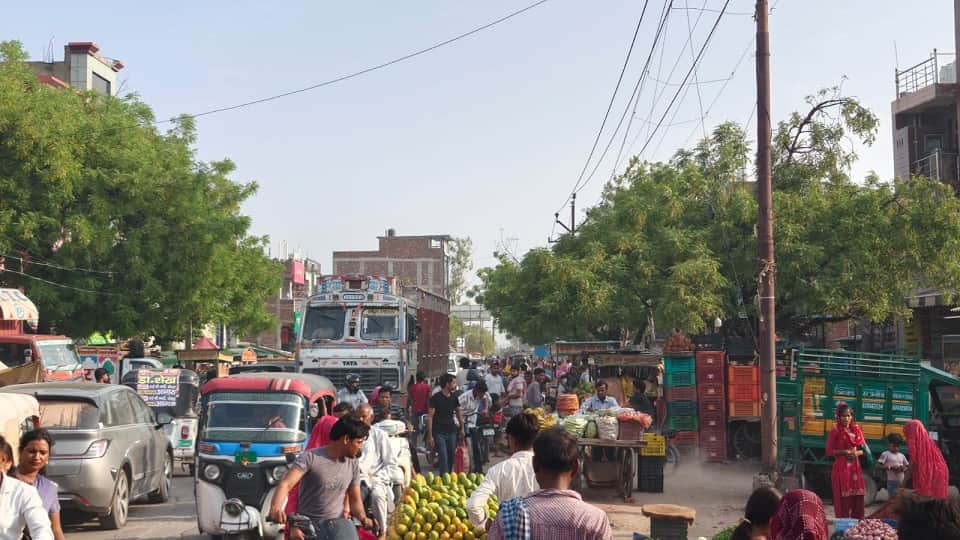 Encroachments in Agra's Trans-Yamuna Area Force Pedestrians onto Roads, Raising Safety Concerns