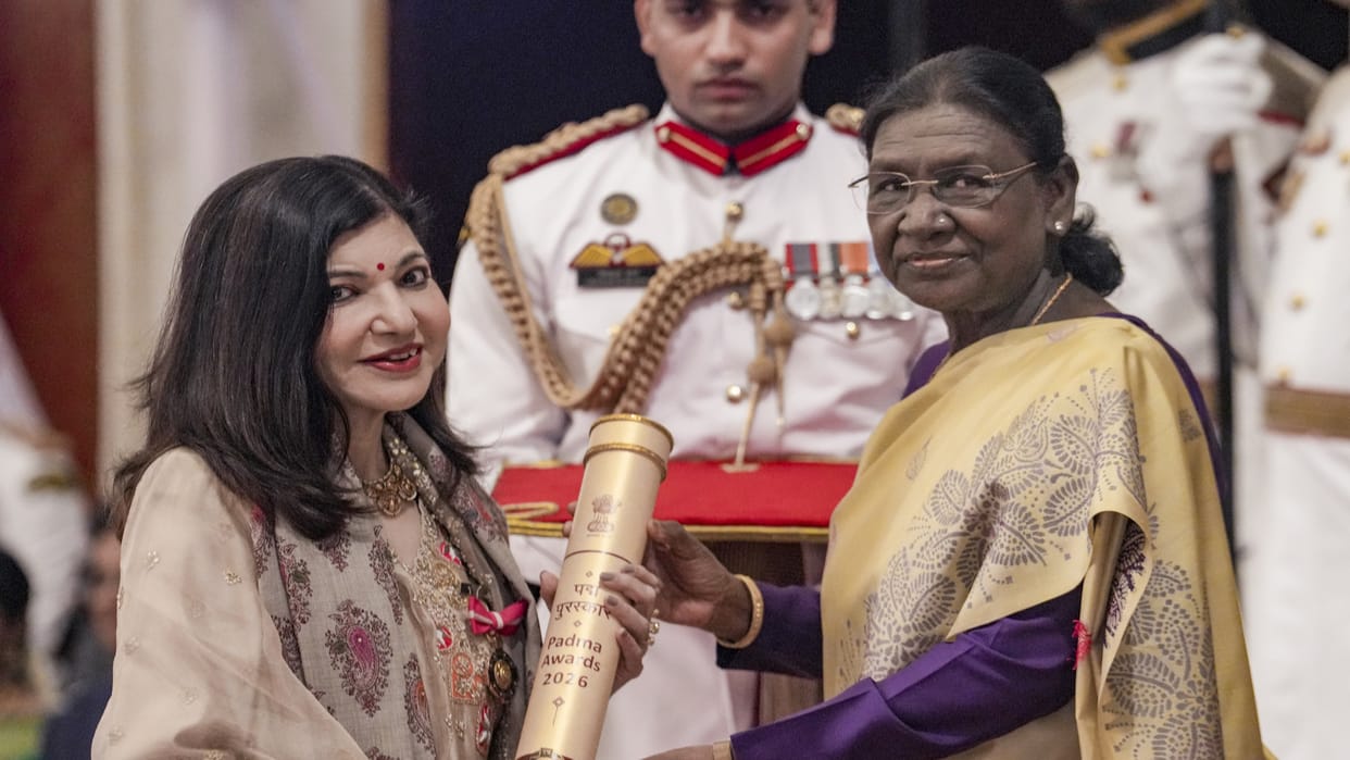 Singer Alka Yagnik Responds To Fans Concern Over Wheelchair Video Writes I Am Fine