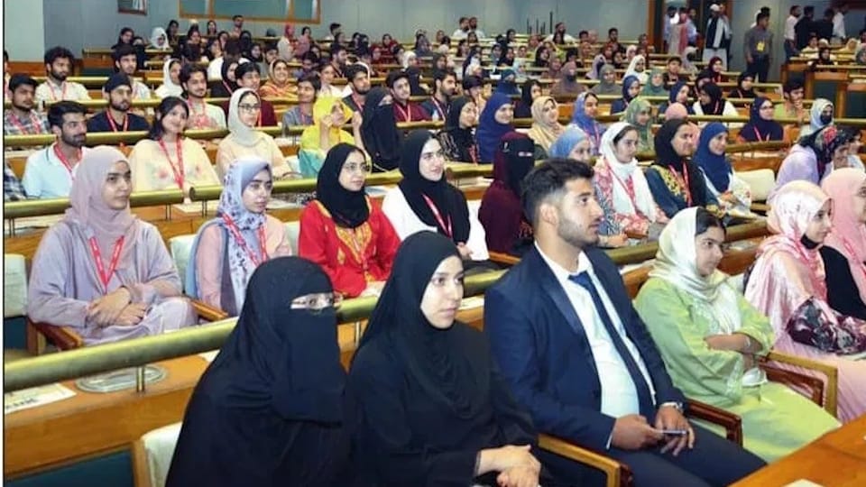 Srinagar News Students Honoured at Amar Ujala Medhavi Student Felicitation Ceremony