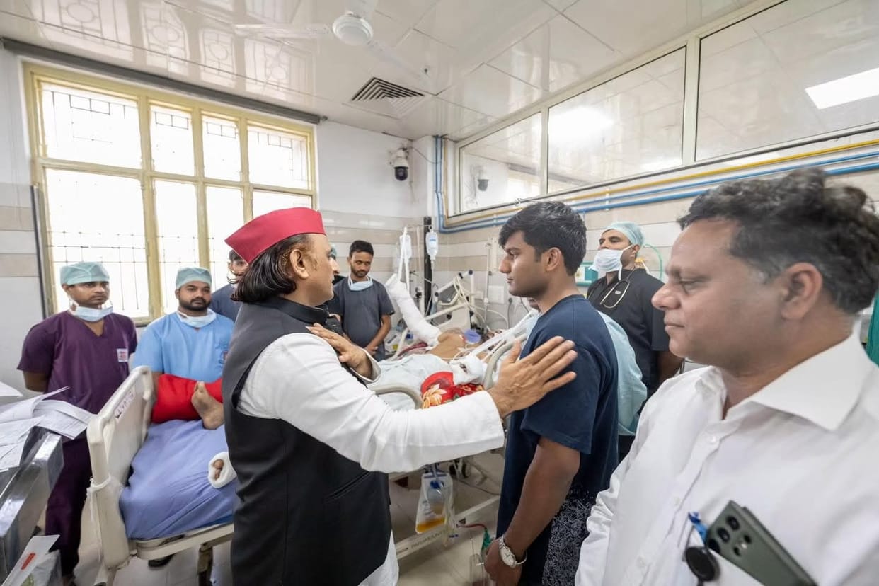 UP: Akhilesh meets the families of the injured in the Lucknow fire incident, says they should get compensation