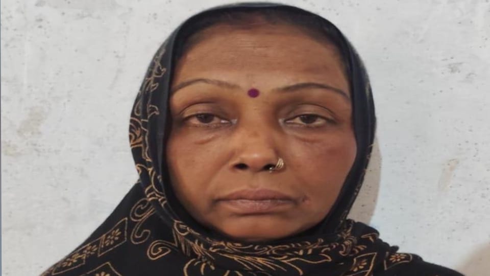 Fed up with taunts niece slit her aunt throat and killed her in gorakhpur