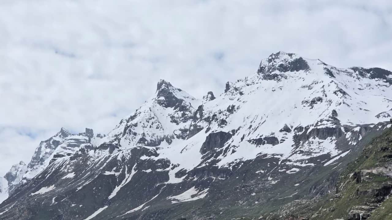 बीती रात चोटियों पर हुई बर्फबारी।