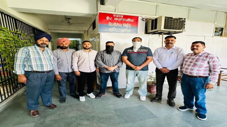 इंस्पेक्टर और जूनियर ऑडिटर घूस लेते गिरफ्तार