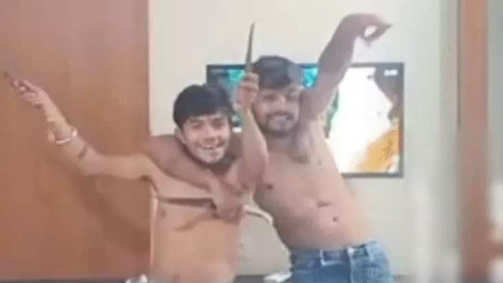 Indore News Criminals flash knives during Instagram live in Pardeshipura