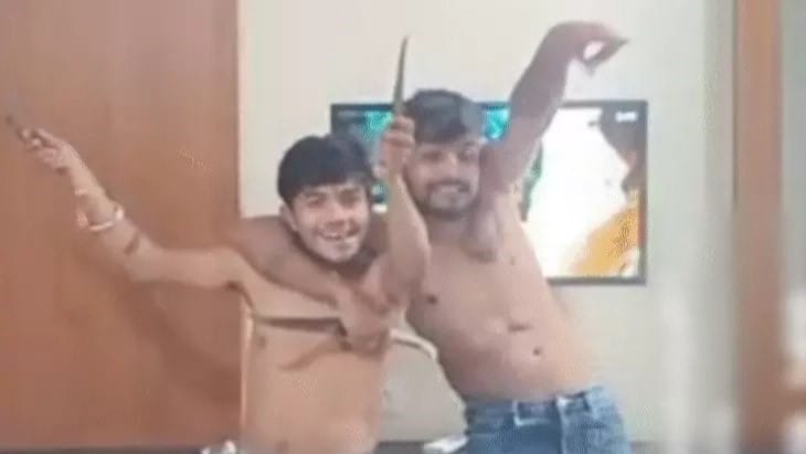 इंस्टाग्राम लाइव के दौरान चाकू लहराते युवक।
