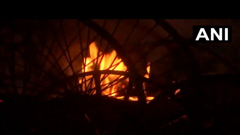 Delhi: मौलाना आजाद मेडिकल कॉलेज के पीछे झुग्गियों में लगी आग, दमकल की 24 गाड़ियों ने मशक्कत के बाद पाया काबू