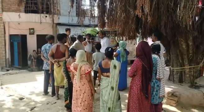घर के बाहर लगी भीड़