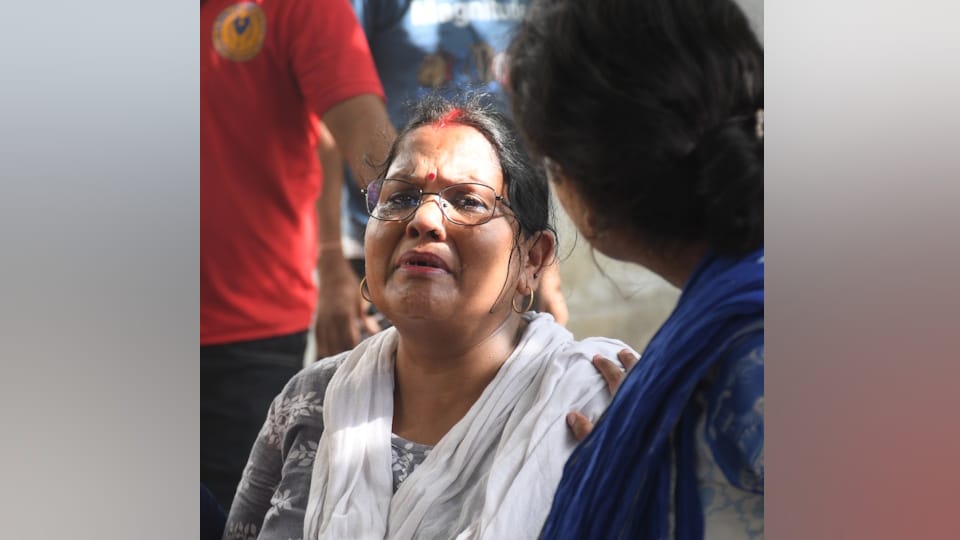 Lucknow Fire update pain and anxiety of family members Screams shatter the silence of the post-mortem house