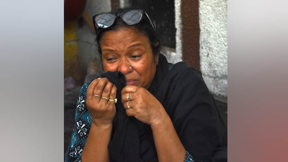 Lucknow Fire update pain and anxiety of family members Screams shatter the silence of the post-mortem house