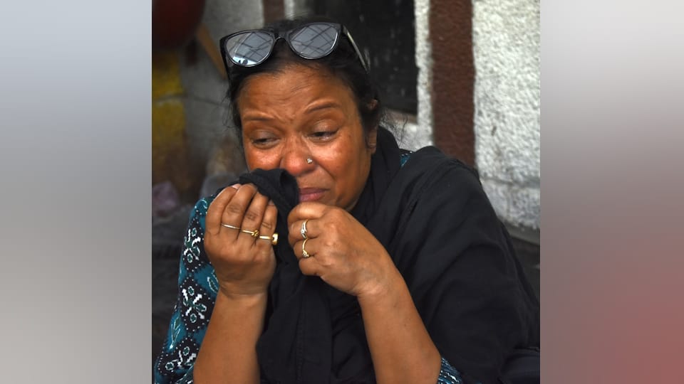 Lucknow Fire update pain and anxiety of family members Screams shatter the silence of the post-mortem house
