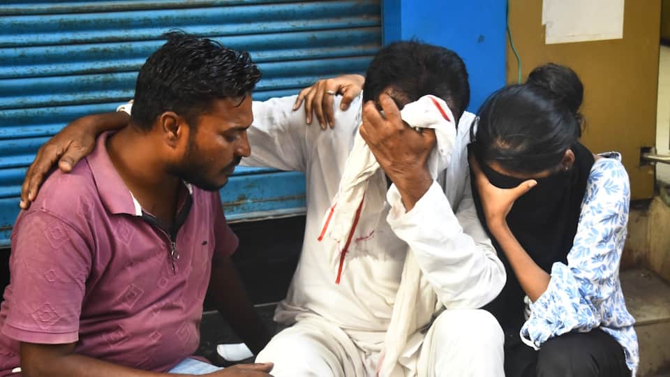 Lucknow Fire update pain and anxiety of family members Screams shatter the silence of the post-mortem house