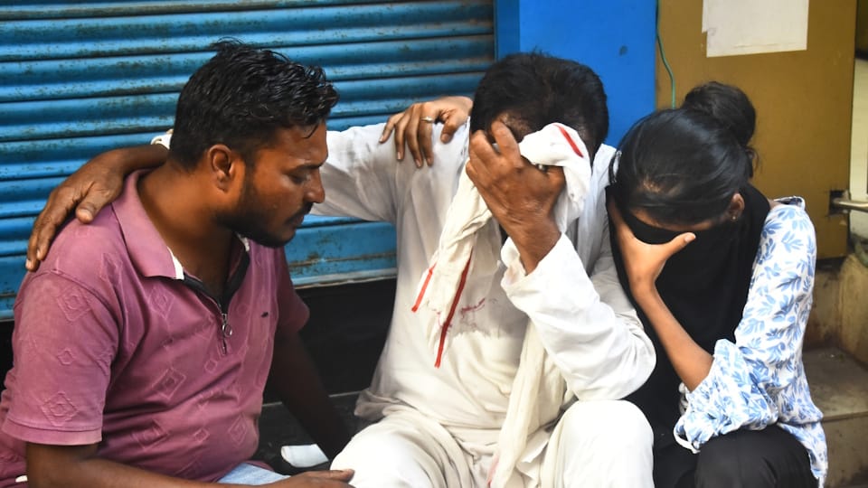 Lucknow Fire update pain and anxiety of family members Screams shatter the silence of the post-mortem house