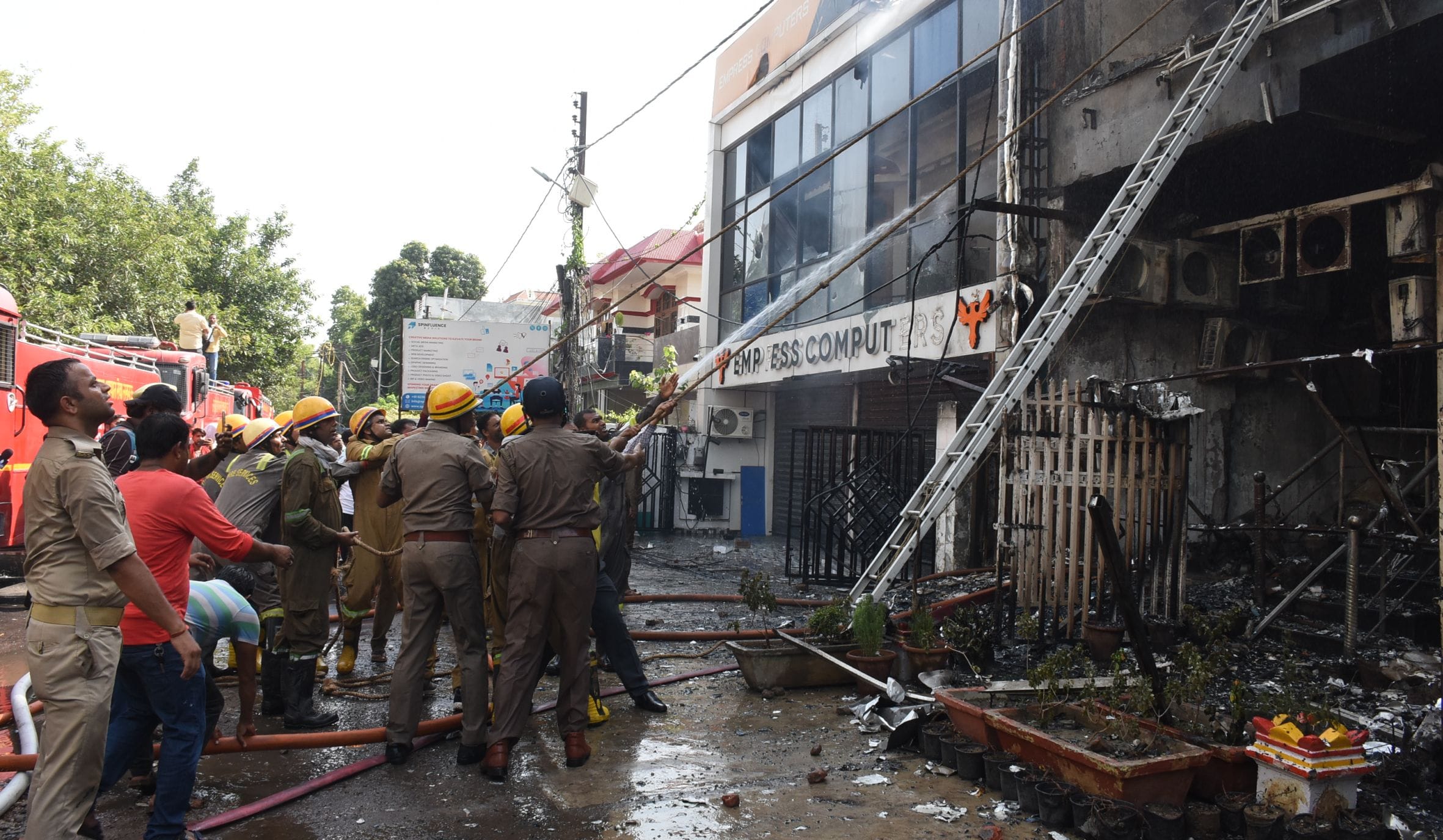 Lucknow: Fire fueled by wires, thermocol, and fiber—revelations on the causes behind the 15 deaths in the Luck