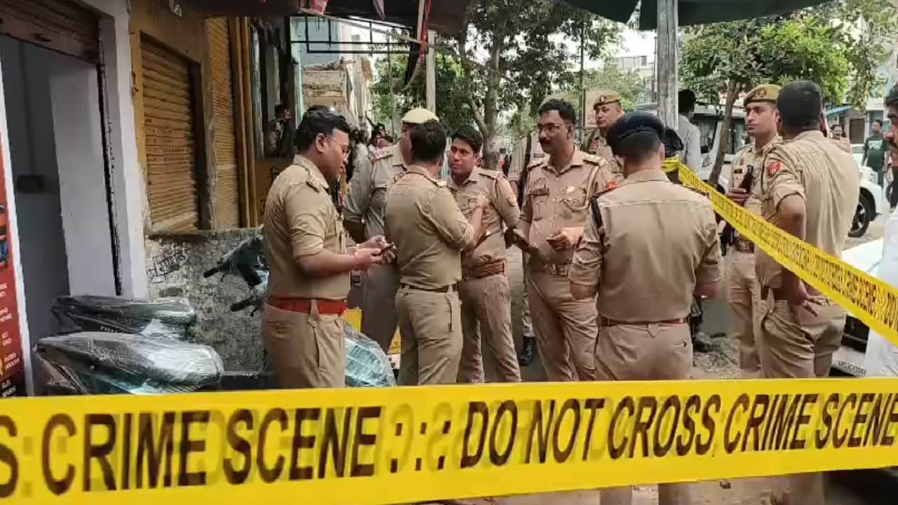 मौके पर छानबीन करती पुलिस