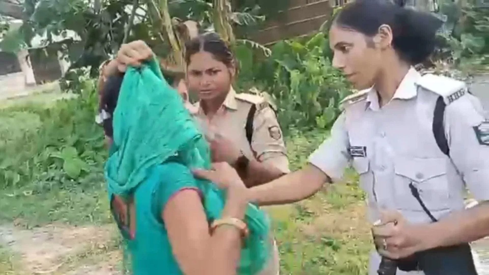 पुलिस से भिड़ी अवैध शराब का कारोबार करने वाली महिला