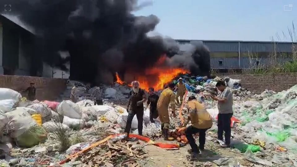 Fire breaks out in plastic scrap warehouse in Talanagari Aligarh