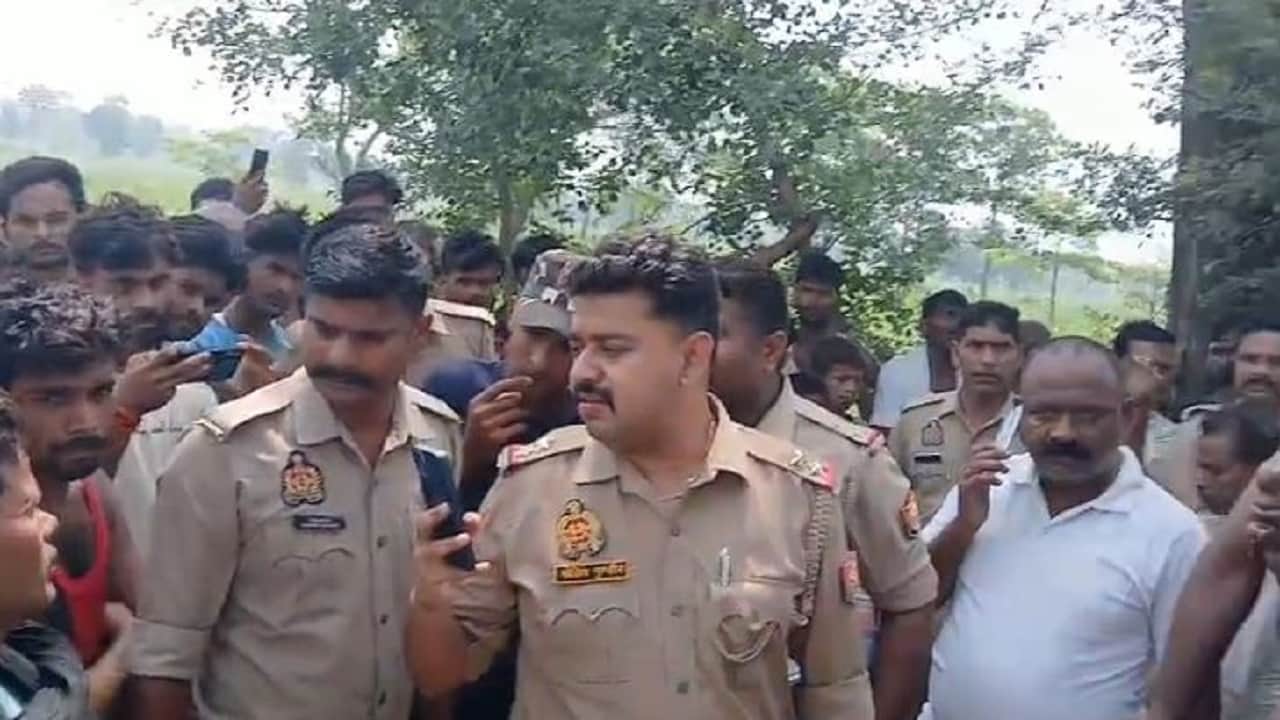 मौके पर जांच करती पुलिस