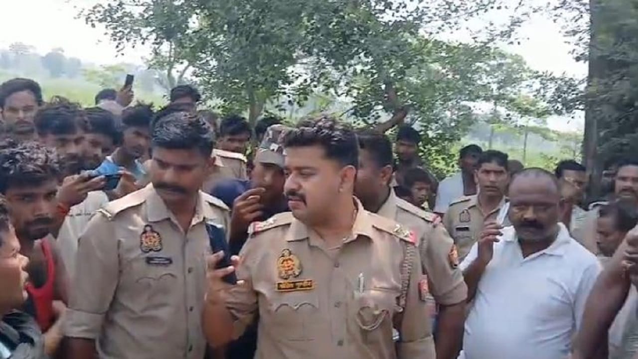मौके पर जांच करती पुलिस