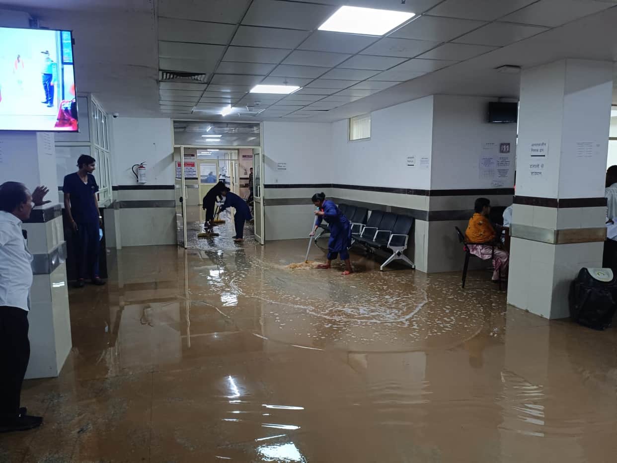 Prayagraj: Water filled the new building of SRN Hospital due to the opening of the fire pipe during the mock
