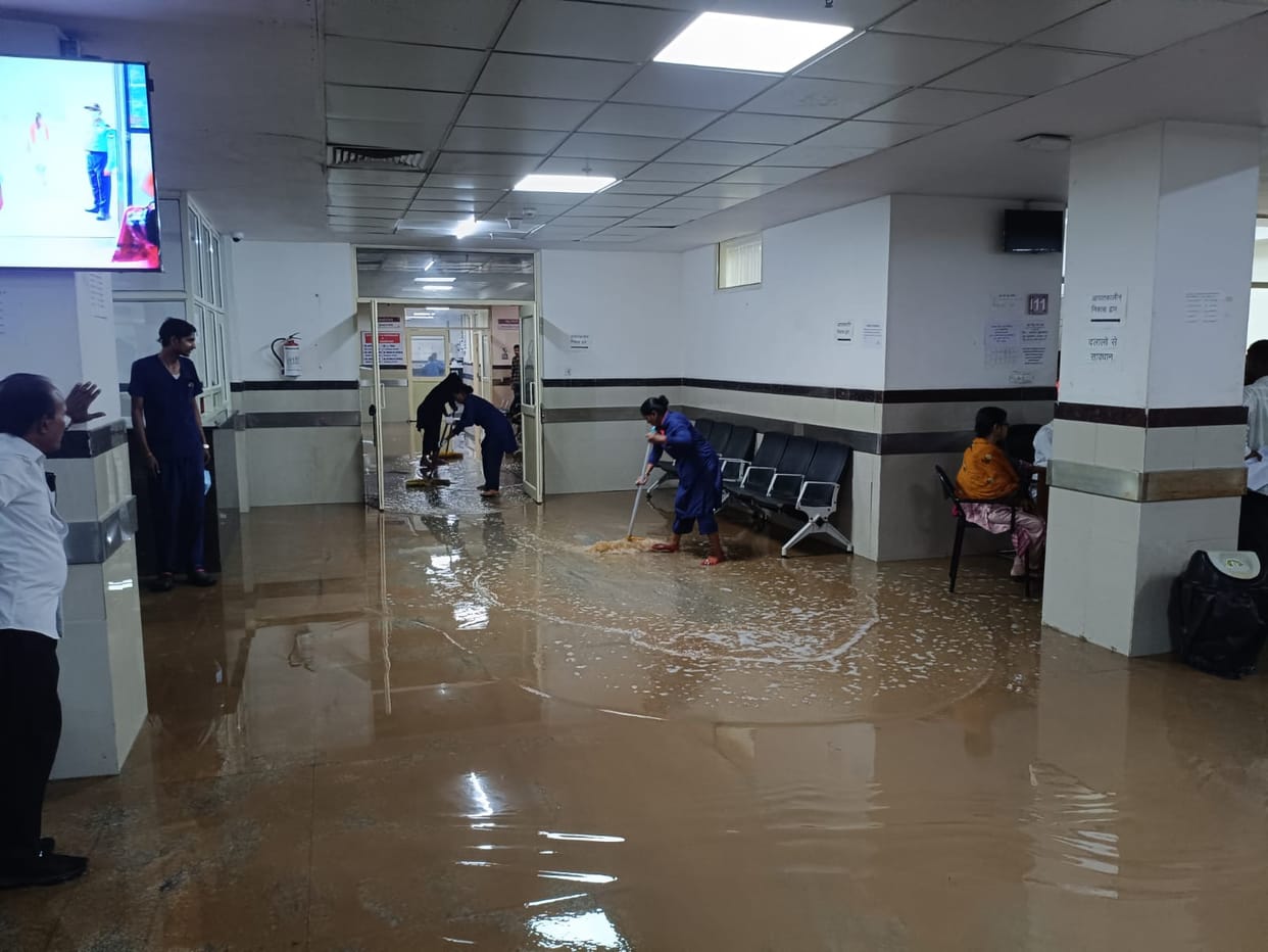Prayagraj: Water filled the new building of SRN Hospital due to the opening of the fire pipe during the mock