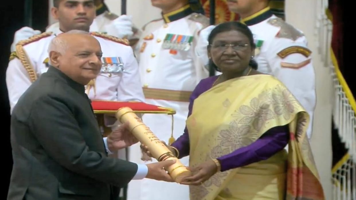 Bilaspur Prof. Premlal Gautam receives Padma Shri; President Murmu confers the honour.