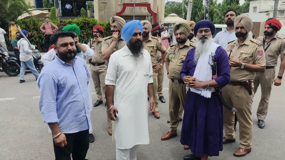 लुधियाना के पुलिस कमिश्नर दफ्तर के बाहर धरना देते निहंग।