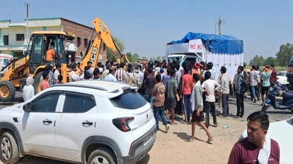 Horrific collision between Roadways bus and pickup vehicle on the highway in Budaun