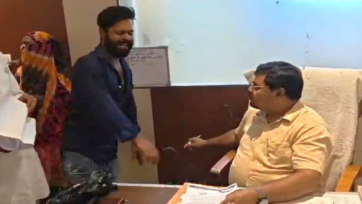 Sanitation workers threw bangles at the City Health Officer and created a ruckus in Bareilly