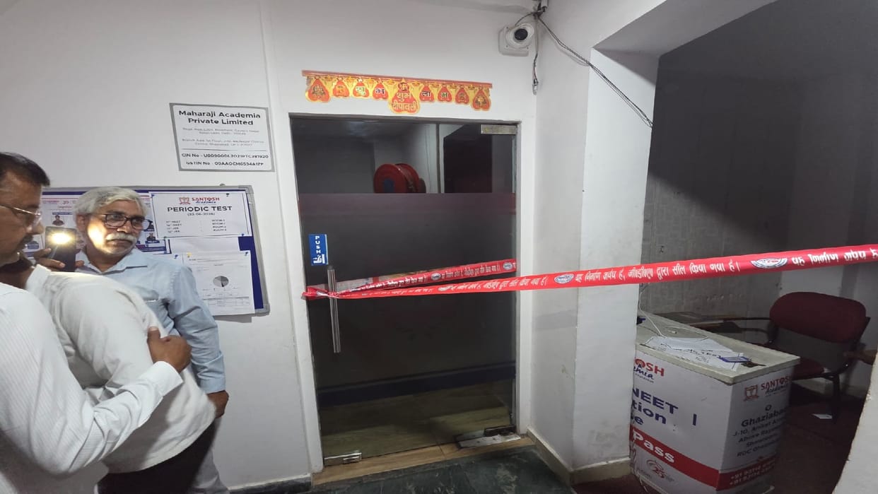 लखनऊ अग्निकांड के बाद एक्शन में Gda:तीन टीमों को निरीक्षण में 206 जगहों पर मिलीं खामियां, 62 जगहों पर सीलिंग – Gda Action After Lucknow Fire Incident Teams Find Irregularities At 206 Locations During Inspections