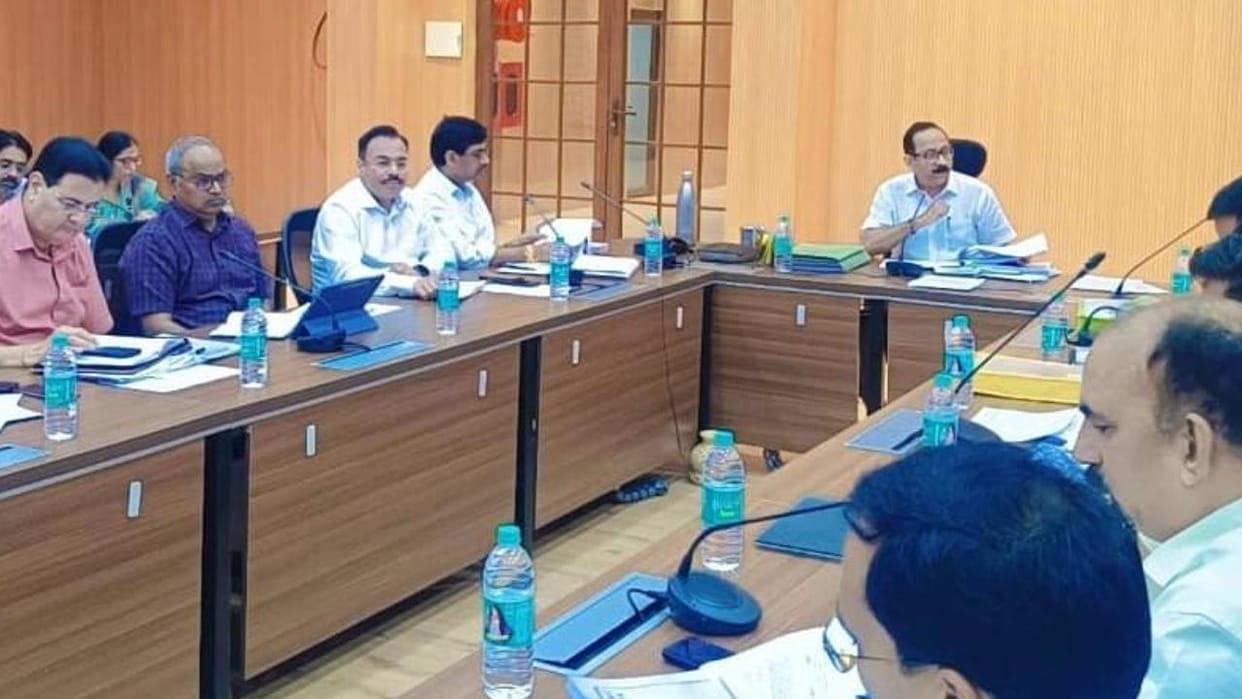 Jhansi: Divisional Commissioner speaks at review meeting