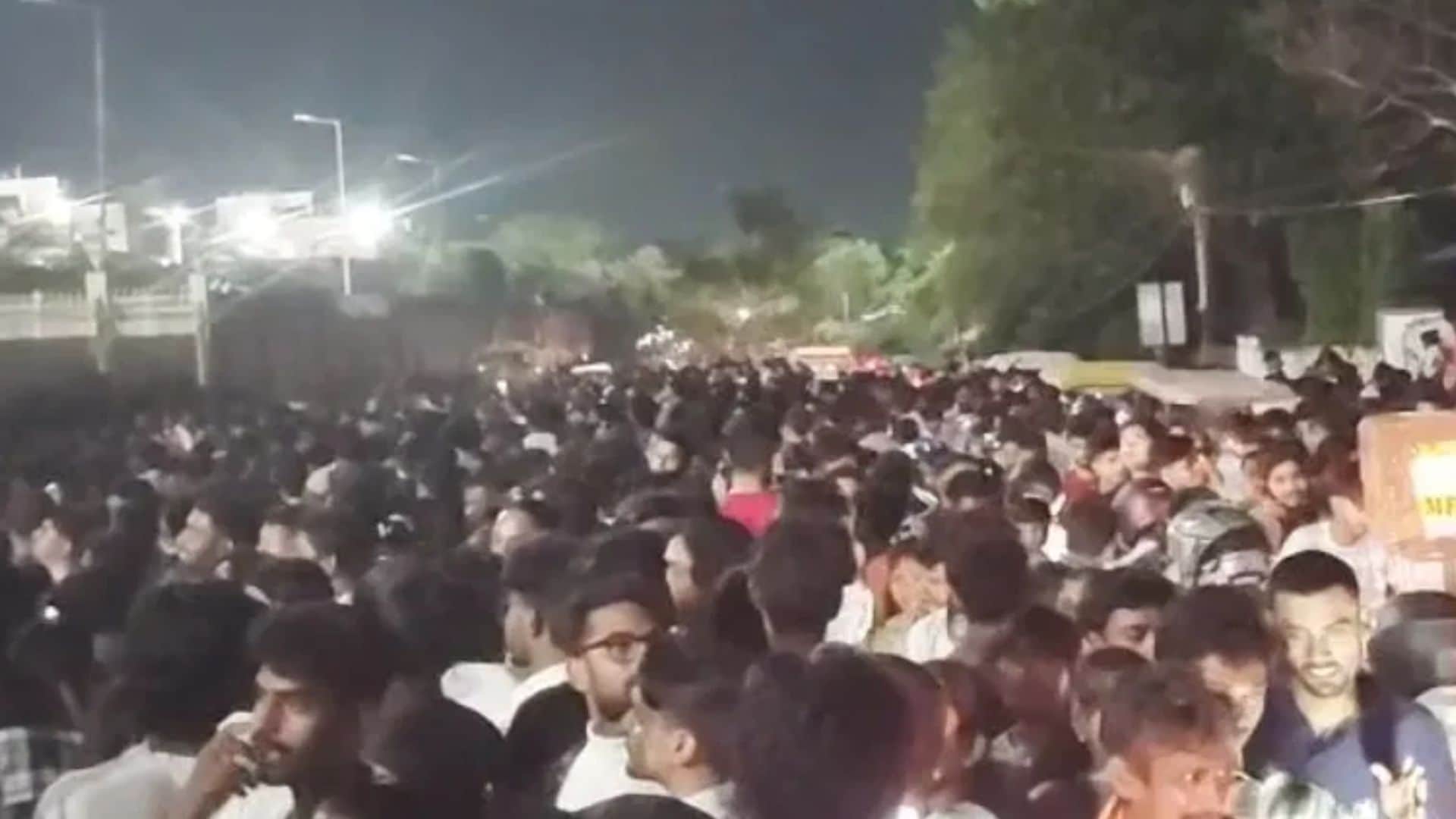 स्टेडियम परिसर में लोगों की भीड़