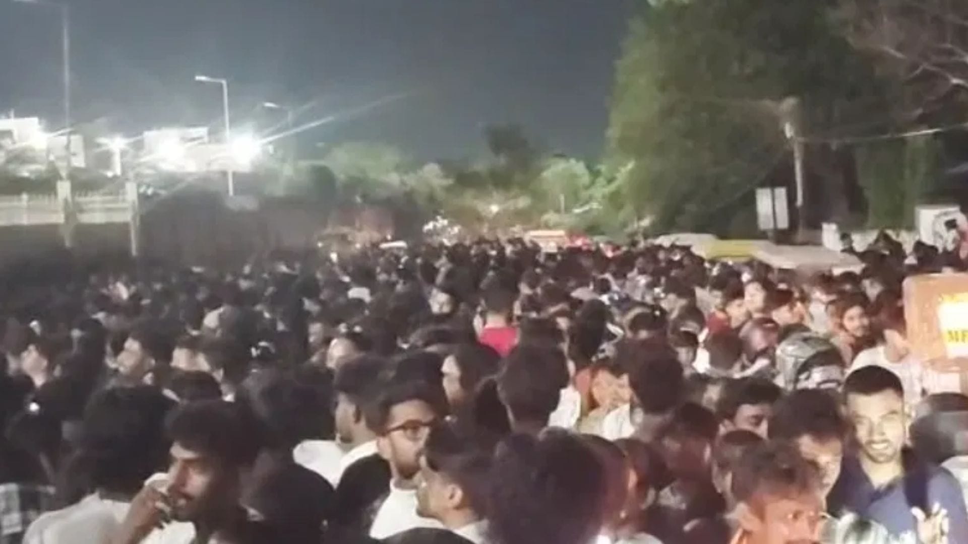 स्टेडियम परिसर में लोगों की भीड़