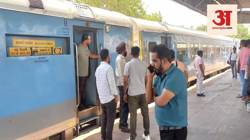 Kanpur: Swarna Shatabdi Engine Fails at Central; Train Stranded for 1.5 Hours
