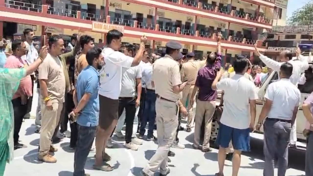 छात्र आत्महत्या के बाद परिजनों, ग्रामीणों और अभिभावकों का गुस्सा फूटा ।