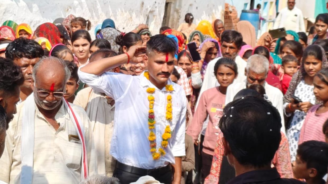 Lalitpur: Villagers enthusiastically send off Agniveer Anand for training