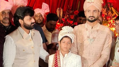 Cricketer Akashdeep and Akshita tie knot in Kashi Dhirendra Shastri and Rambhadracharya connect via video cal