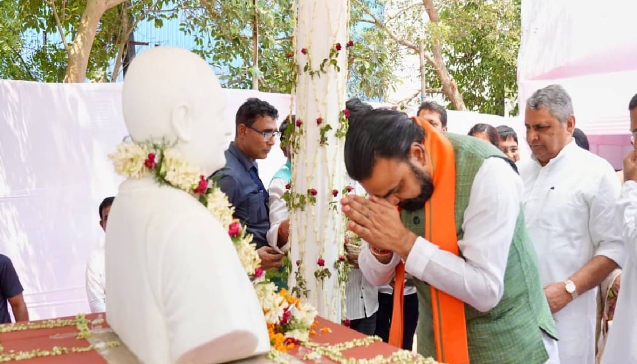 पूर्व केंद्रीय मंत्री दिग्विजय सिंह के प्रतिमा पर पुष्प अर्पित करते मुख्यमंत्री सम्राट चौधरी