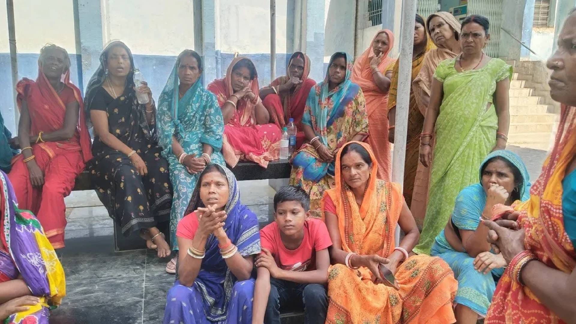 रोते बिलखते परिजन