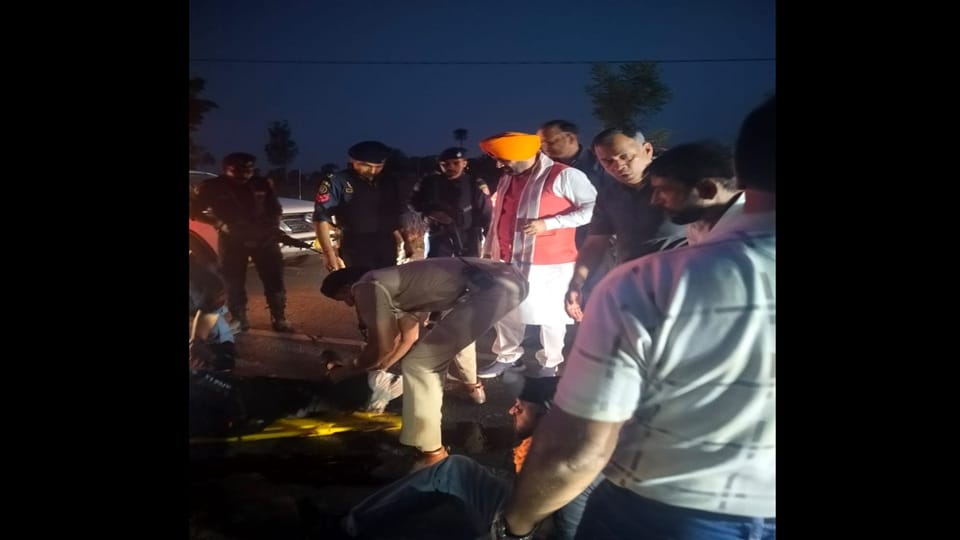 Chief Minister Nayab Saini helped the youths injured in an accident