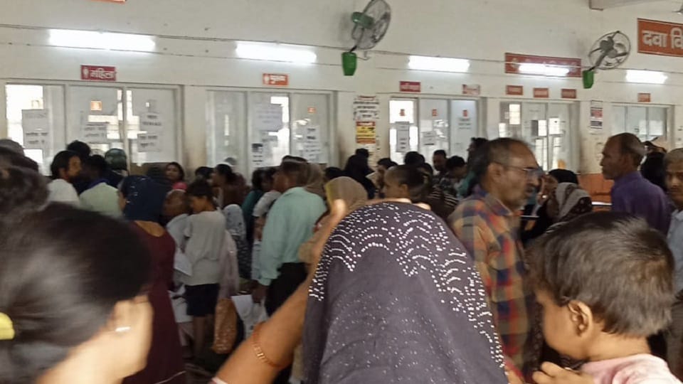 Patients Wait for Hours at SN Medical College as OPD Rush Peaks in Agra