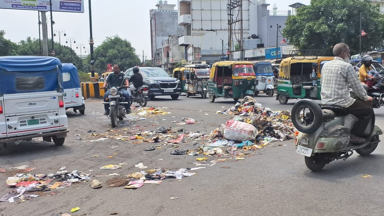 Contract workers have gone on strike garbage dumped on the road in Bareilly