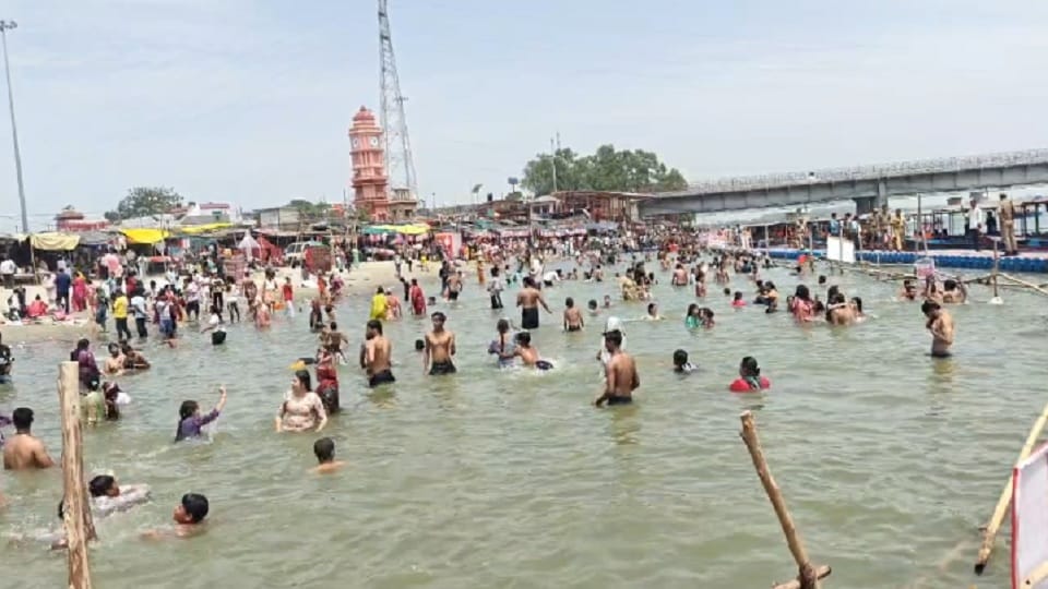 Devotees took a holy dip on the occasion of Jyeshtha Ganga Dussehra