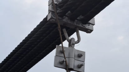 suspension bridge connecting Omkareshwar-Mamleshwar is closed, gate locked due to breaking of loading wire