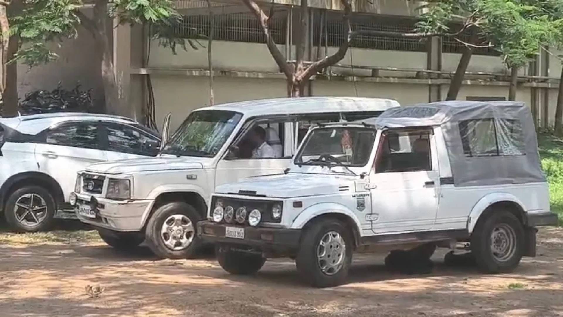 रिम्स परिसर में सीआईडी टीम की गाड़ियां
