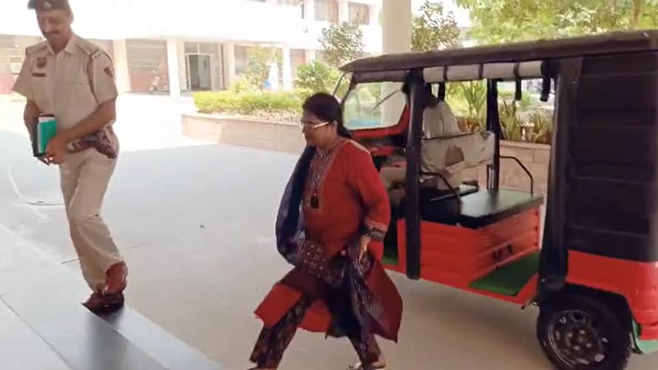 Jind DC arrived at the Mini-Secretariat in an e-rickshaw