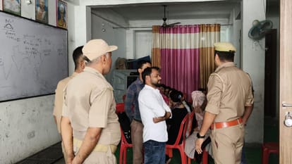 कोचिंग सेंटर में जांच करते दमकल कर्मी।