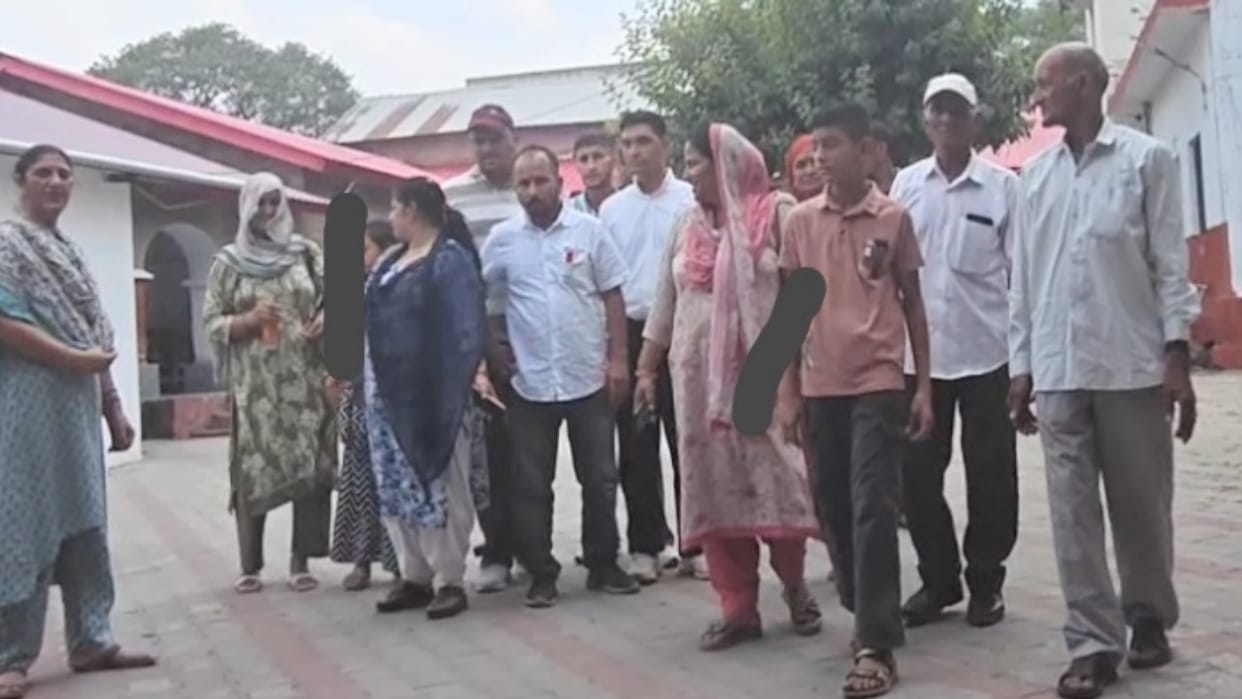 Kangra: Alleged thrashing of student at private school; family members protest outside police station.