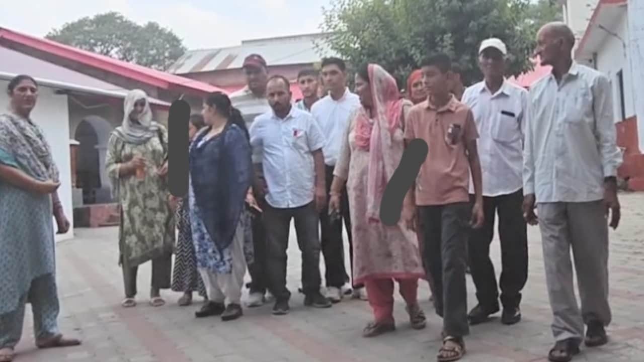 परिजनों ने थाने के बाहर किया प्रदर्शन।