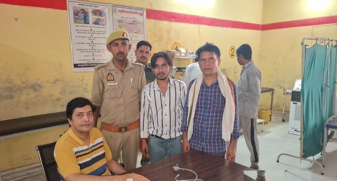 थाने में मौजूद युवक और उसके परिजन